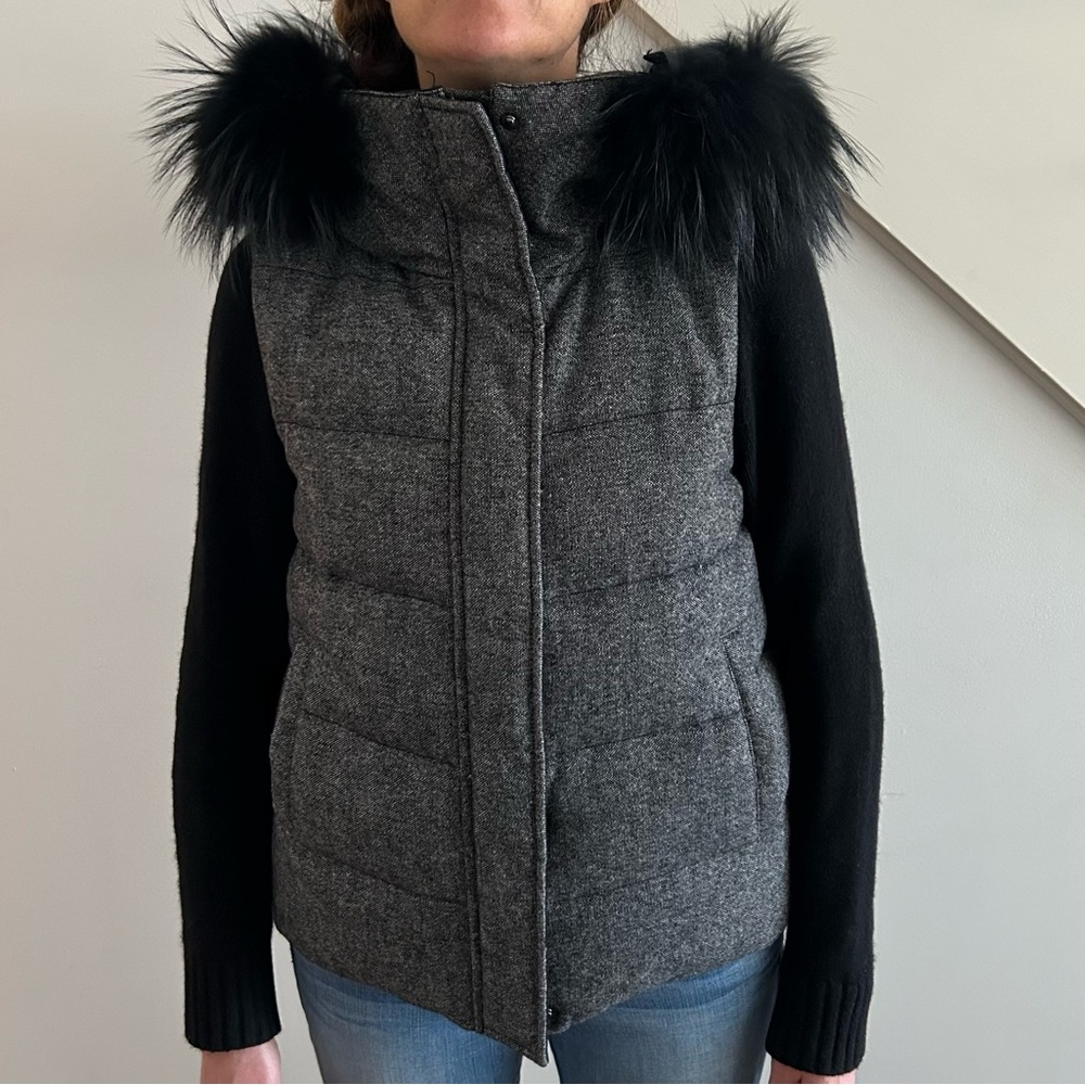 Gorgeous puffer vest with fur colour. Tweed grey fabric